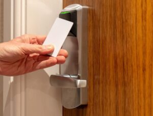 Tại sao nên sử dụng khóa cửa bằng thẻ từ?