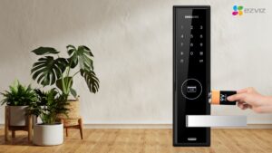Dùng pin 9V để cấp nguồn tạm thời cho khóa vân tay